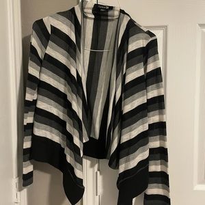EUC Forever 21 size large Women’s long sleeve sweater. Striped black/gray/white